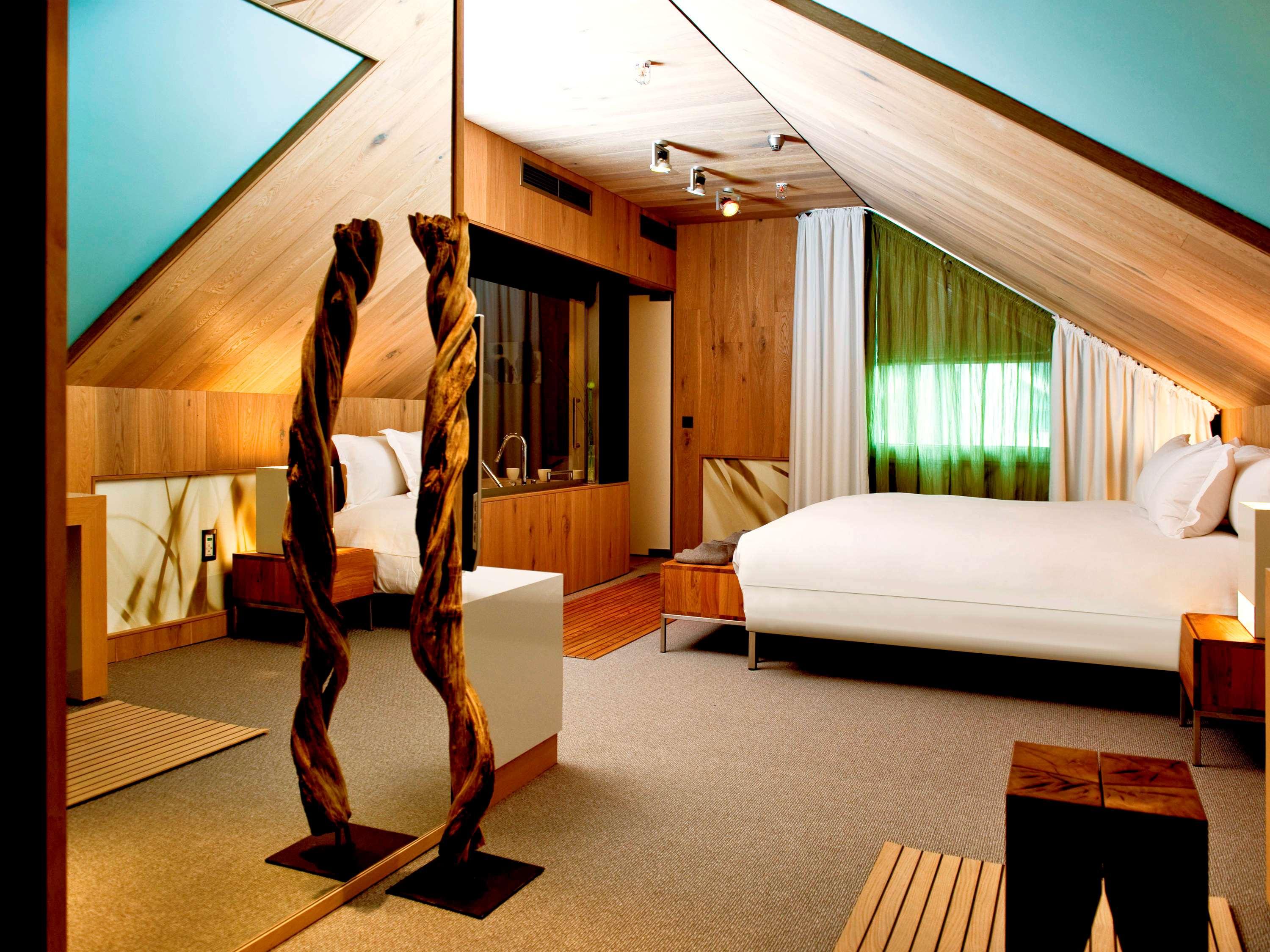 Opera, Suite, King Bed, Corner