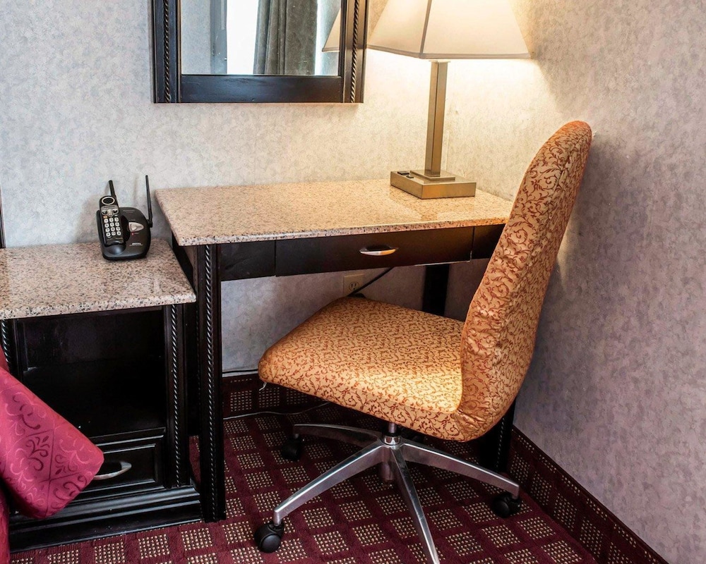 Quality Inn & Suites Gibsonia - Pittsburgh North PA 35/68