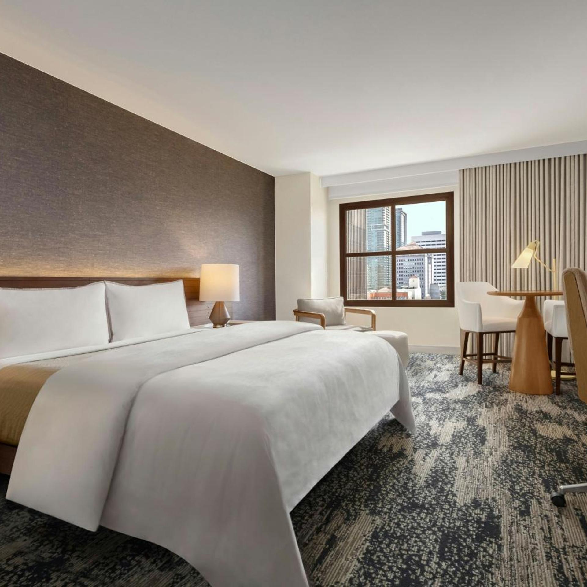 Deluxe, King Bed, Bathtub, Middle Floor, Accessible