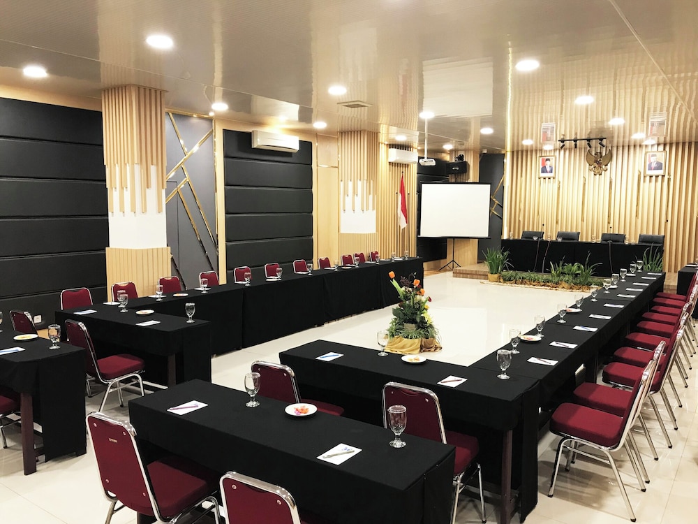 Grand Sari Hotel Padang 25/28