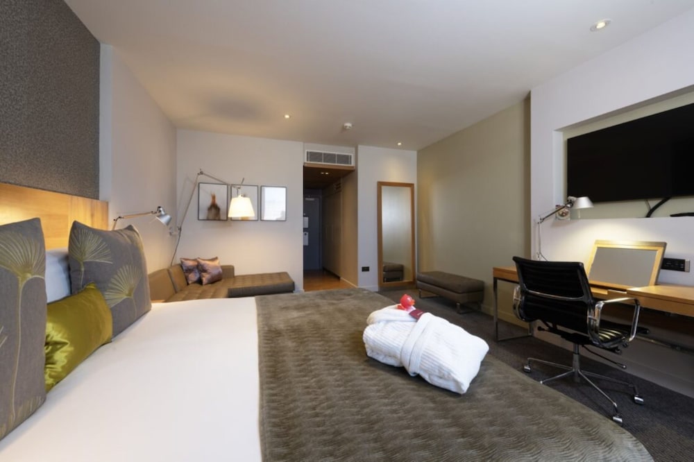 DELUXE, KING BED