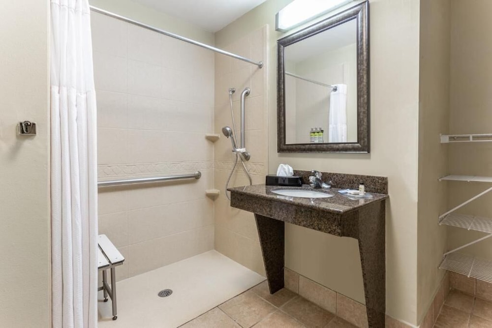 CANDLEWOOD SUITES HARRISBURG 17/76