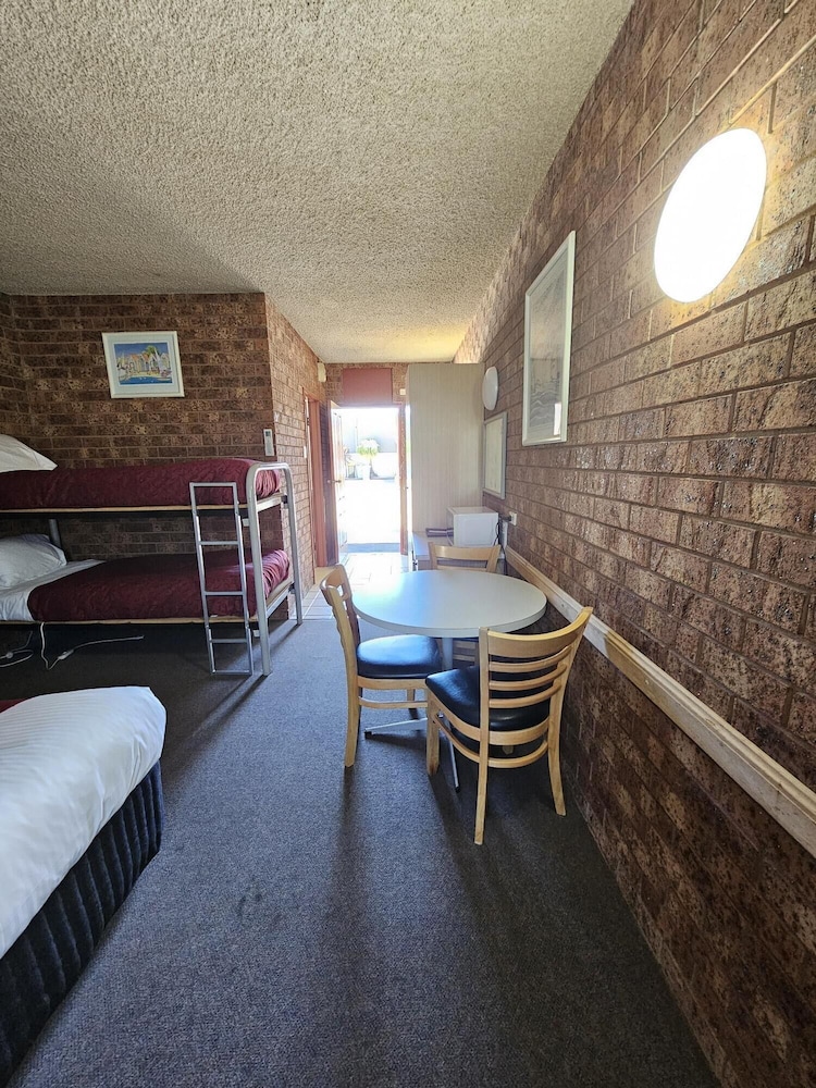 Courtyard Motor Inn 21/36