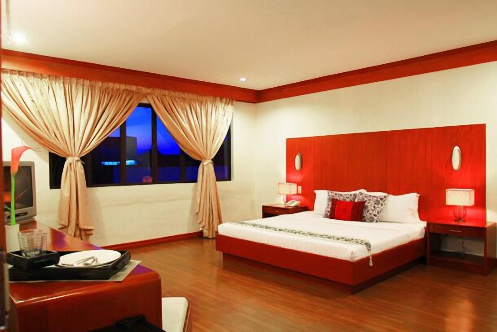DELUXE, KING BED
