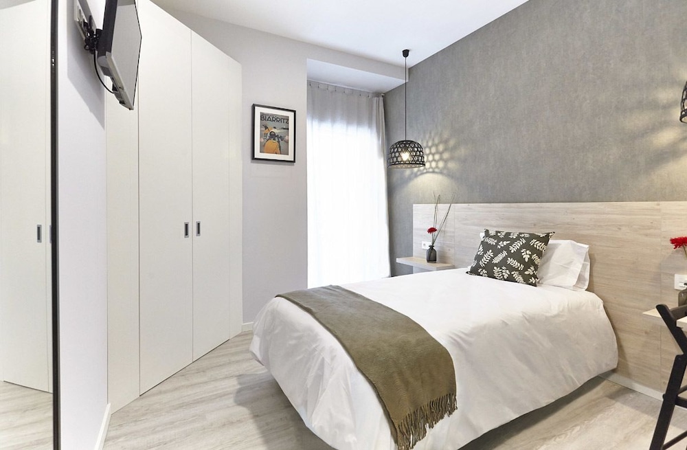 ROOM, SINGLE