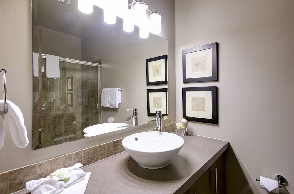 Sunrise Ridge Waterfront Resort 38/82