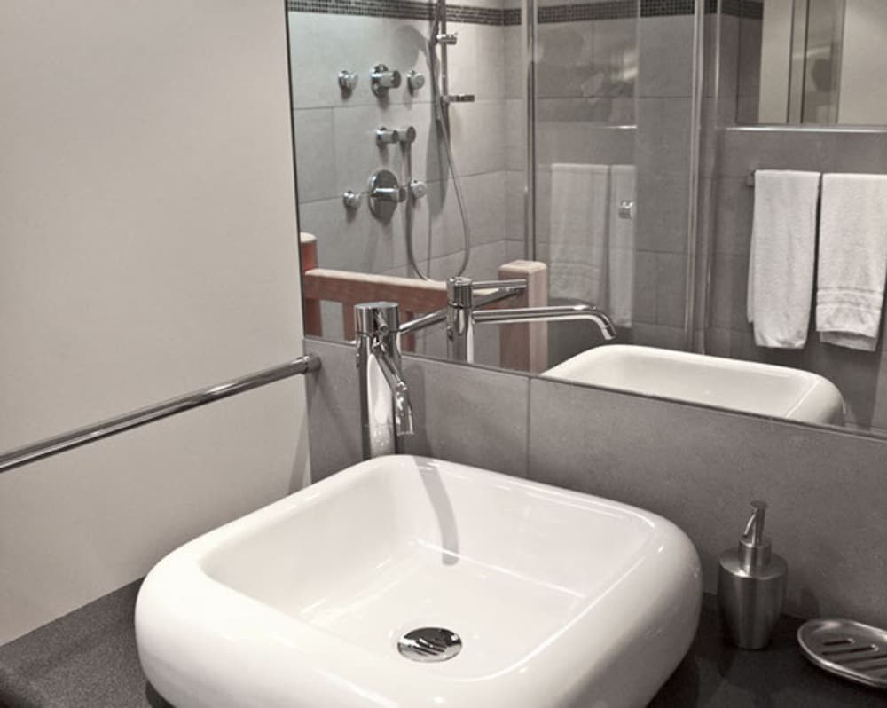 Modern Hotel 32/36