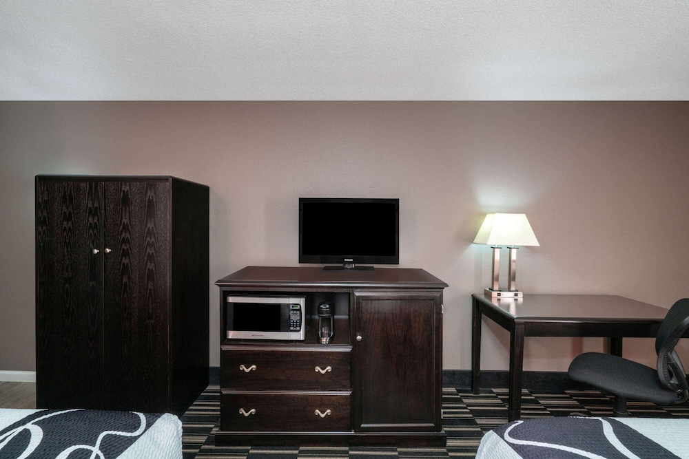 La Quinta Inn & Suites by Wyndham Memphis Airport Graceland 63/71