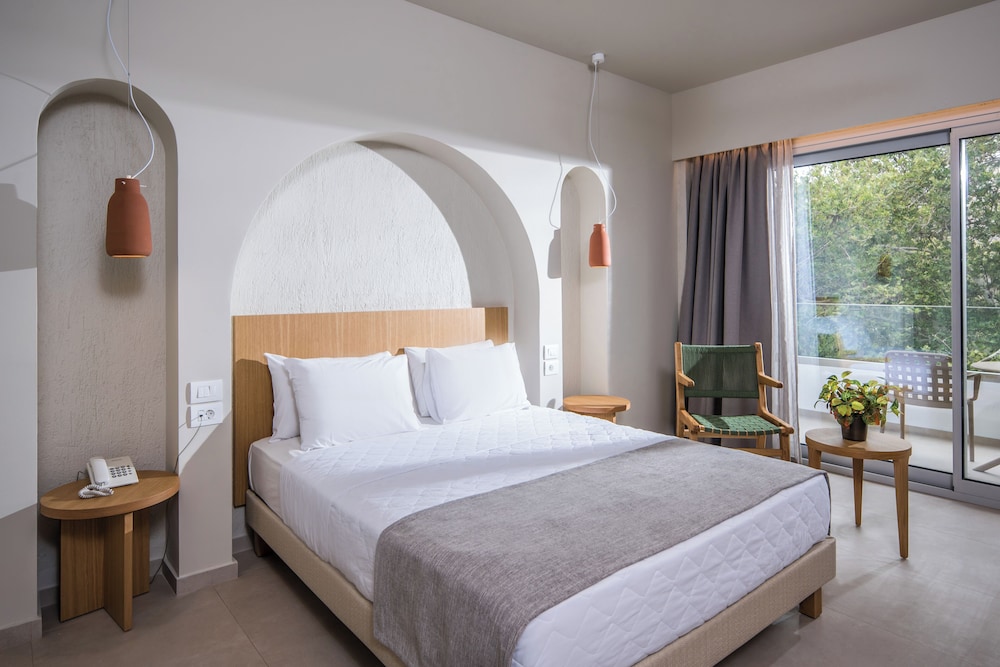 Deluxe, Queen Bed, South Coast 5/8