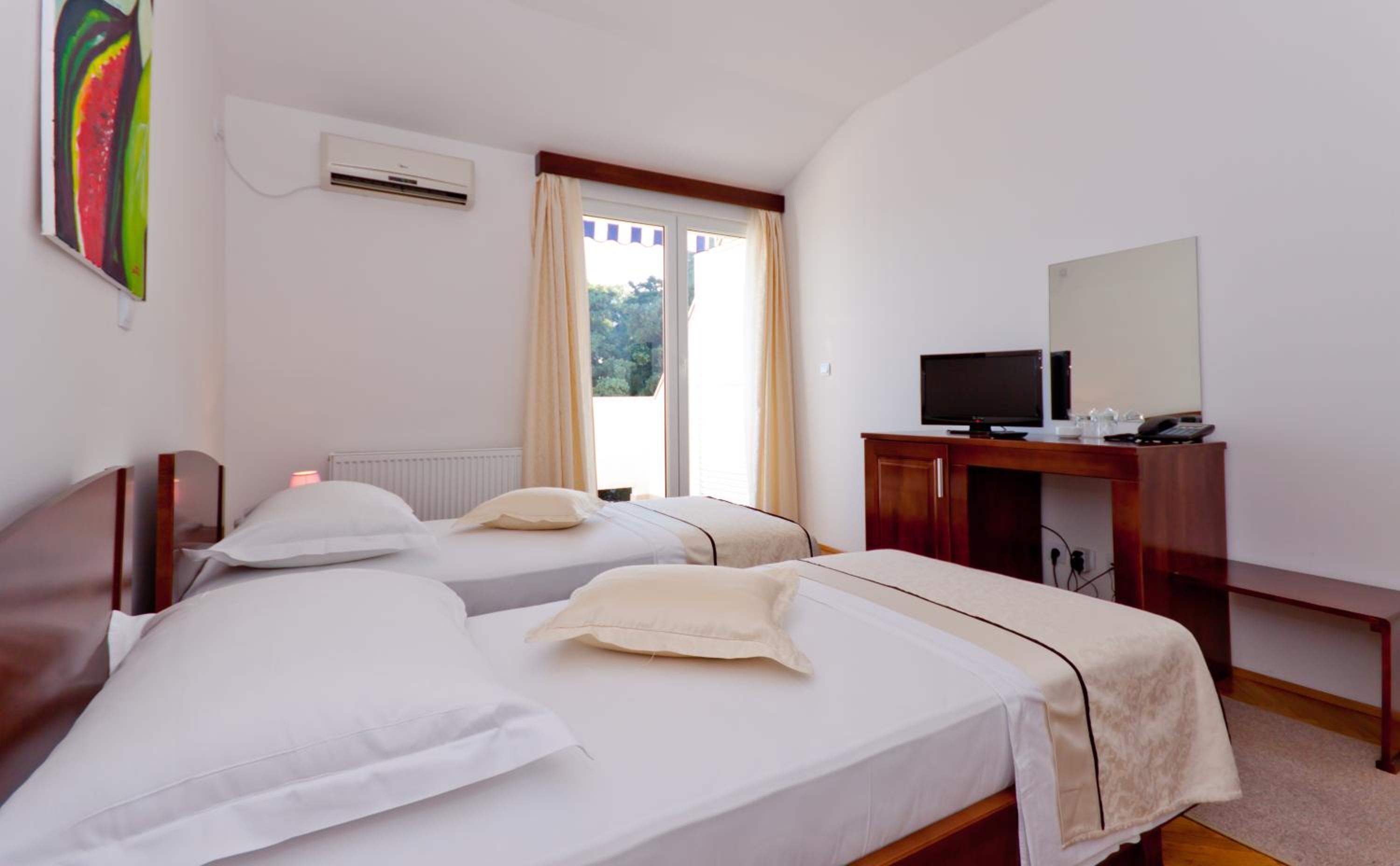 ROOM, DOUBLE OR TWIN BED, BALCONY