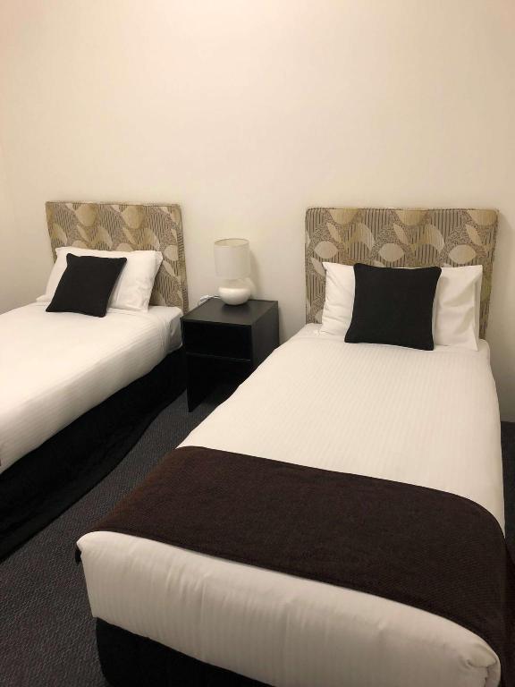 Superior, Apartment, King and Twin Beds, Living Area, Kitchenette, Best Western Cattle City Motor Inn 3/8