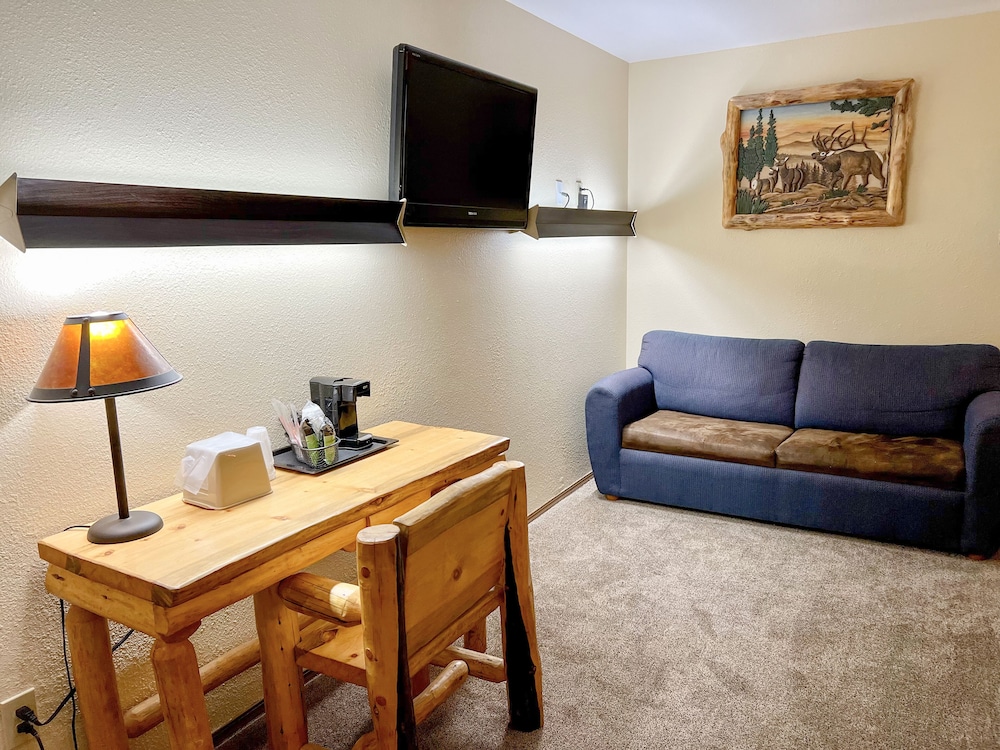 Beartooth Hideaway Inn and Cabins 44/56