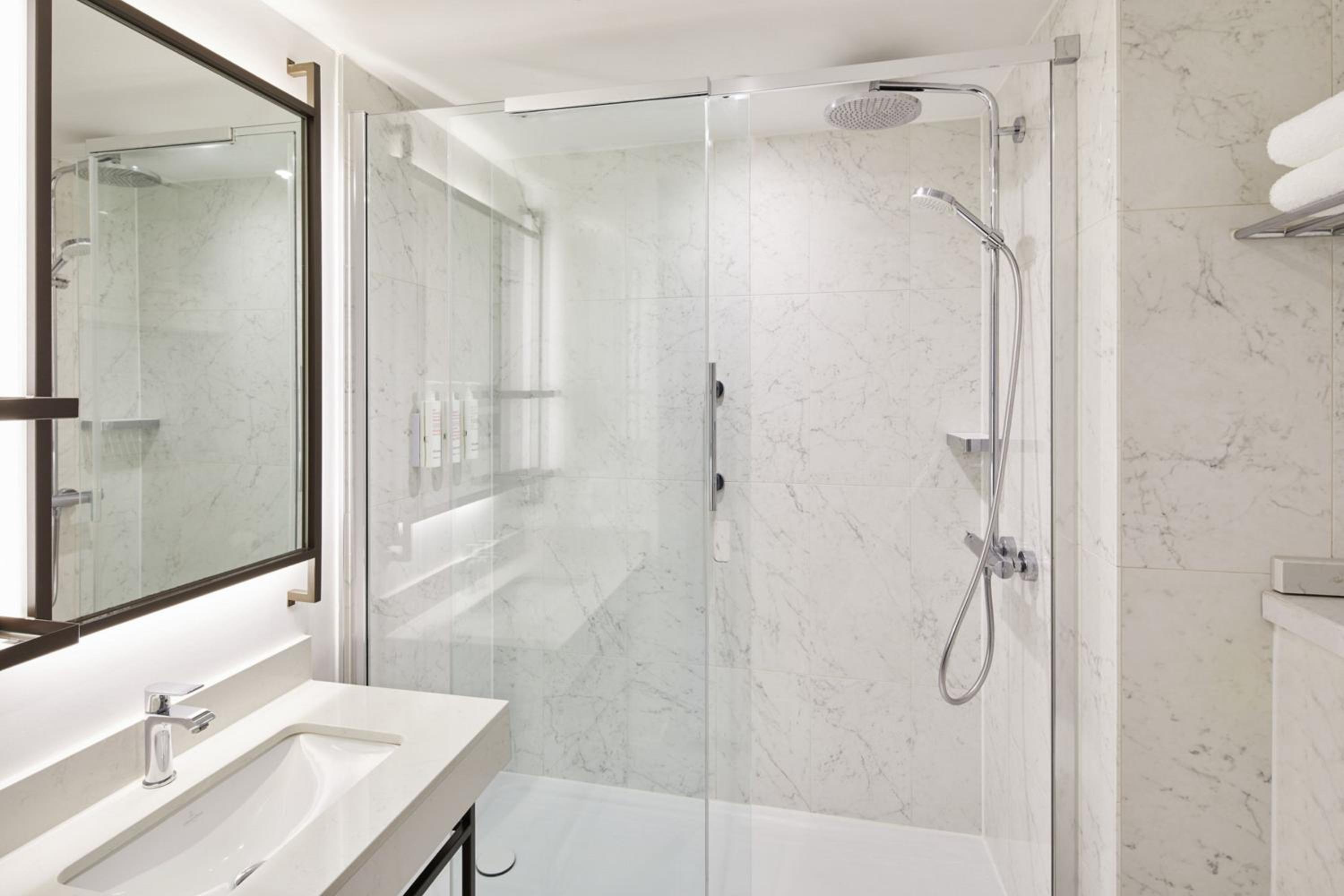 Superior, 2 Double Beds, Square View، Marriott London Hotel Grosvenor Square 3/7