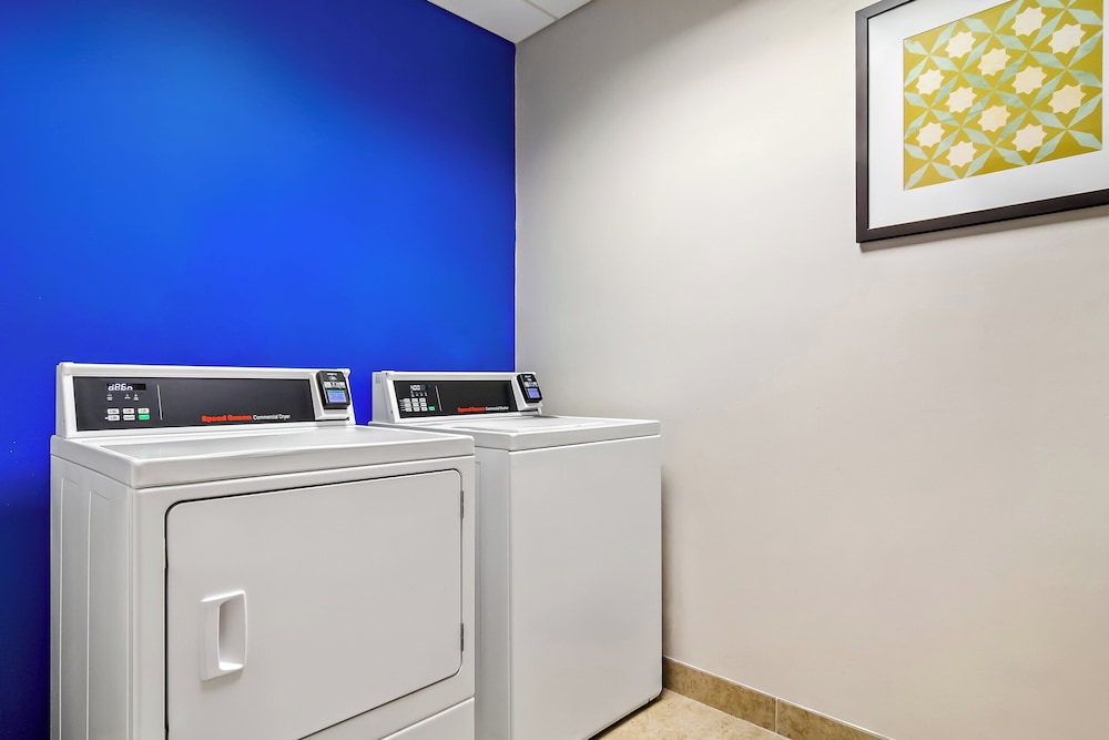 Holiday Inn Express & Suites Jacksonville SE- Med Ctr Area 11/55