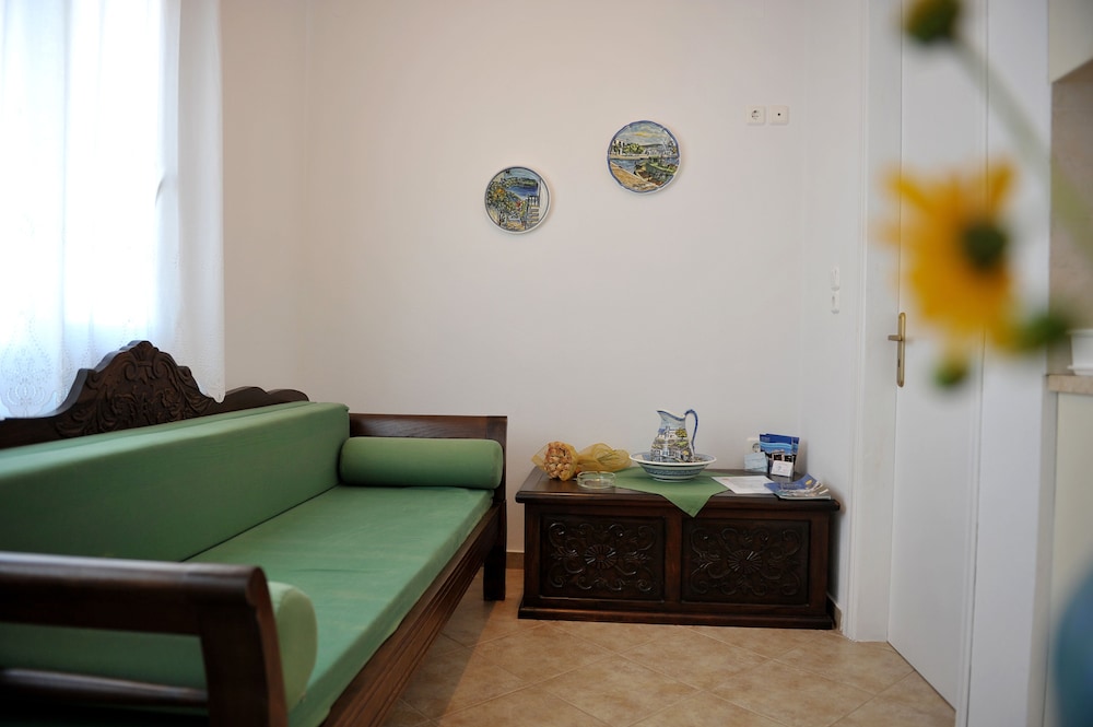 Tsakanos Studios 30/50