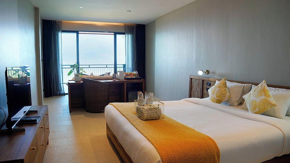 Top, Deluxe, King Bed, Sea View, Hill Side