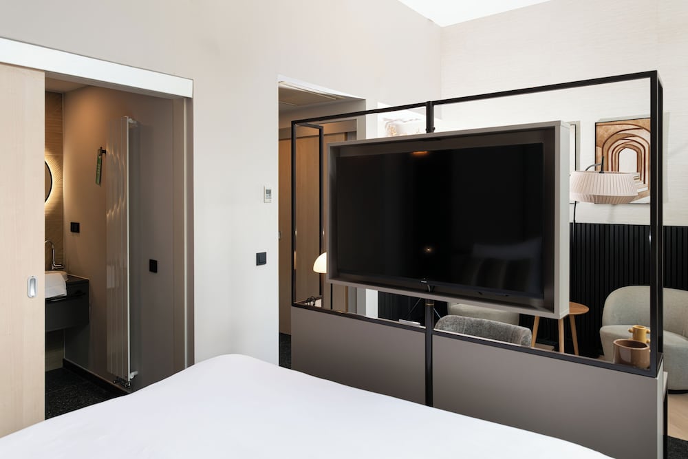 Deluxe, King Bed