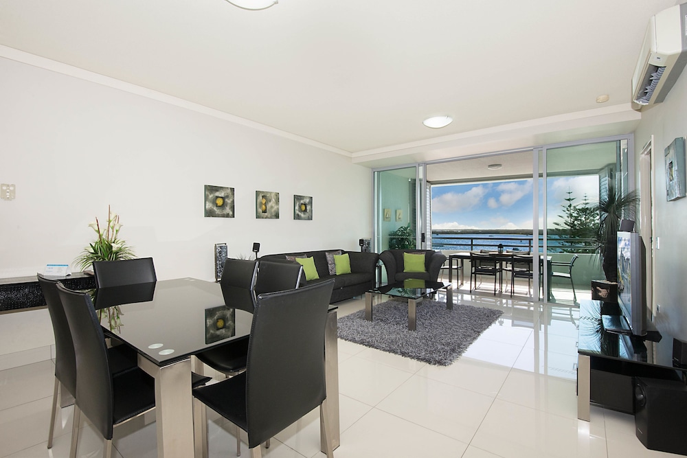 Grand Apartments 40/46