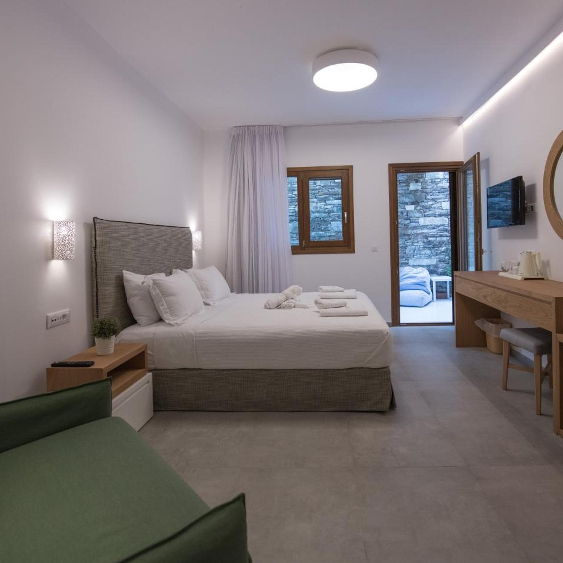 SUPERIOR, SUITE, OUTDOOR POOL