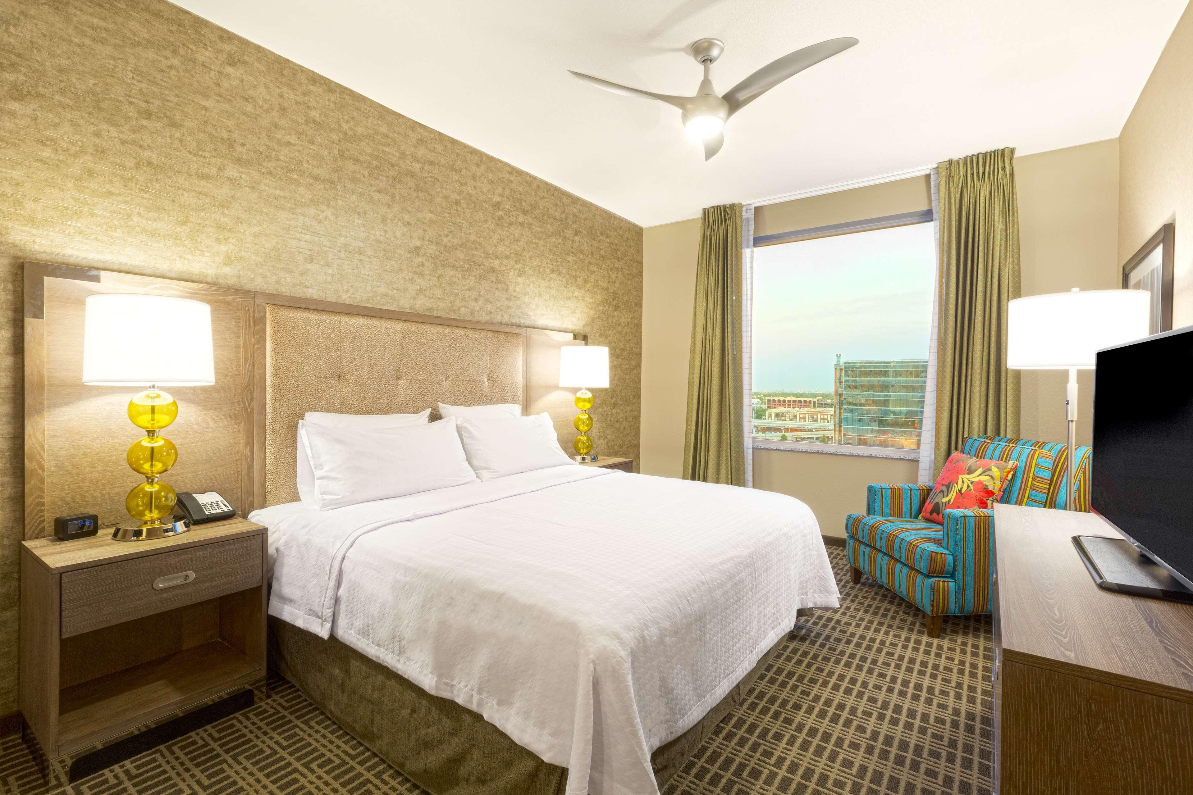 1 BEDROOM, SUITE, KING BED, PARK VIEW, CORNER