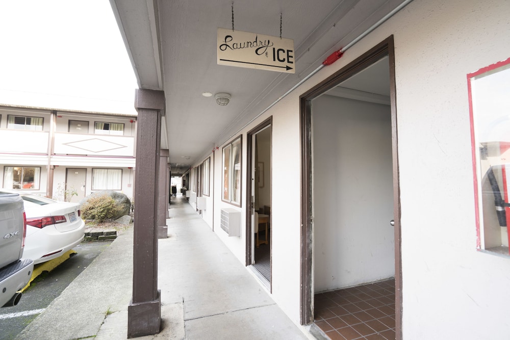 Seatac Inn and Airport Parking 9/44