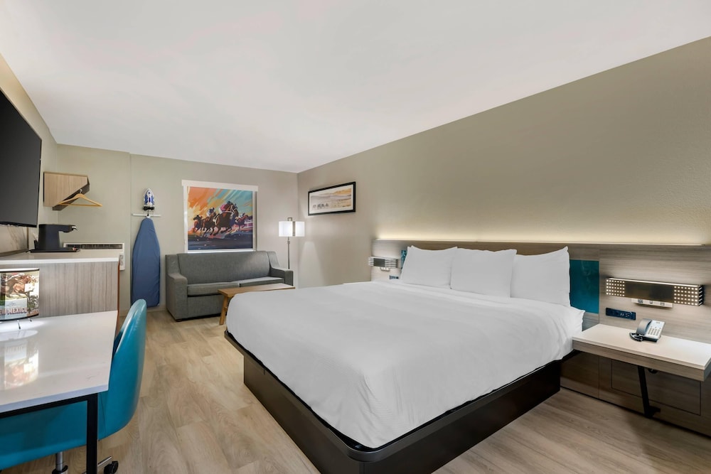 Upgrade, Suite, King Bed, Sofa