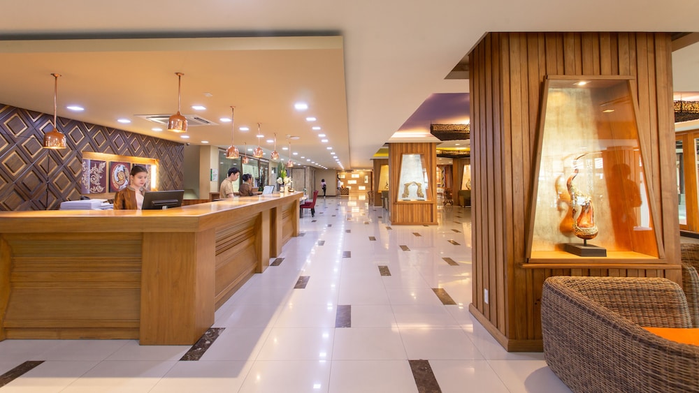 Khum Phucome Hotel 16/198