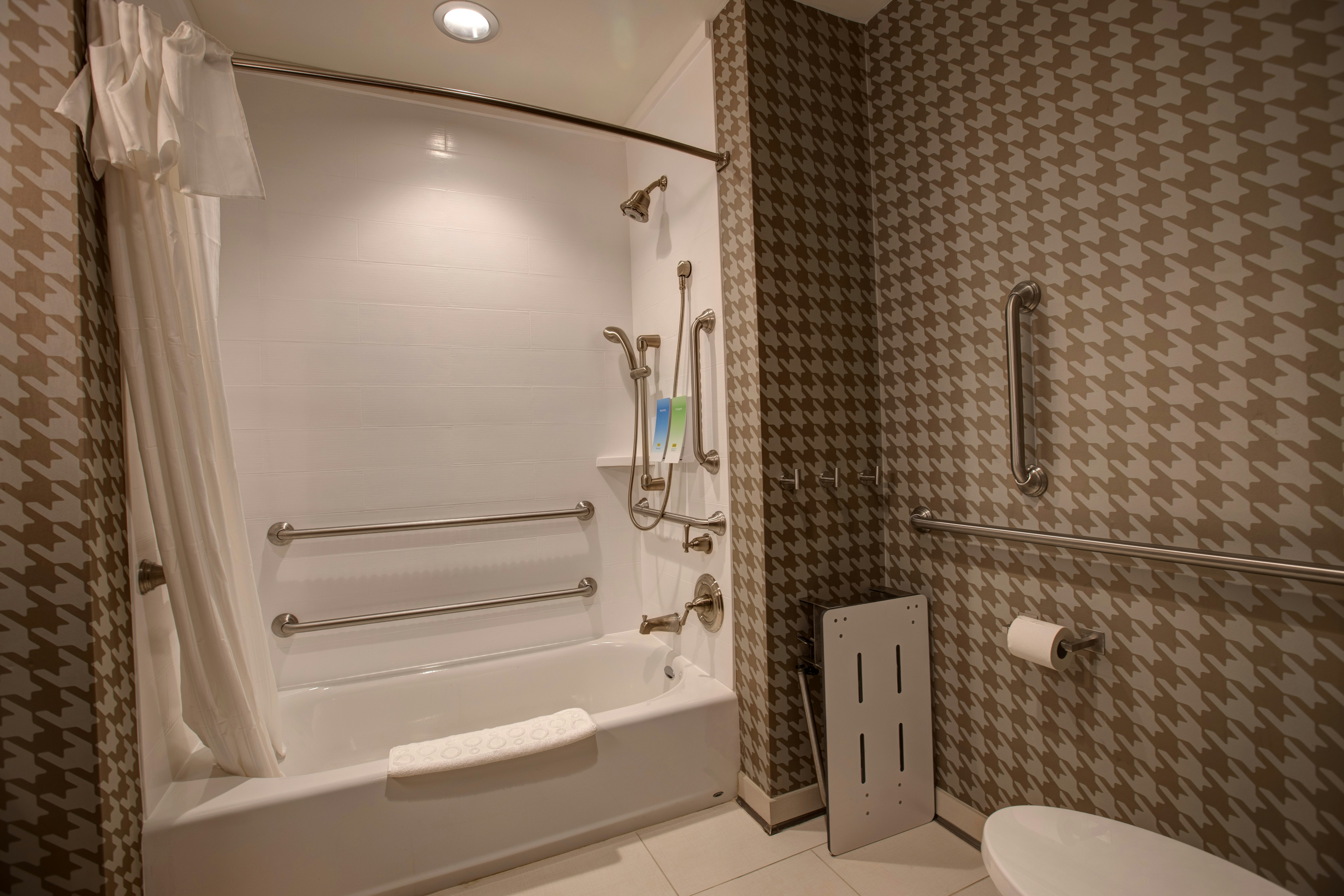 Studio, Queen Bed, Accessible 3/3