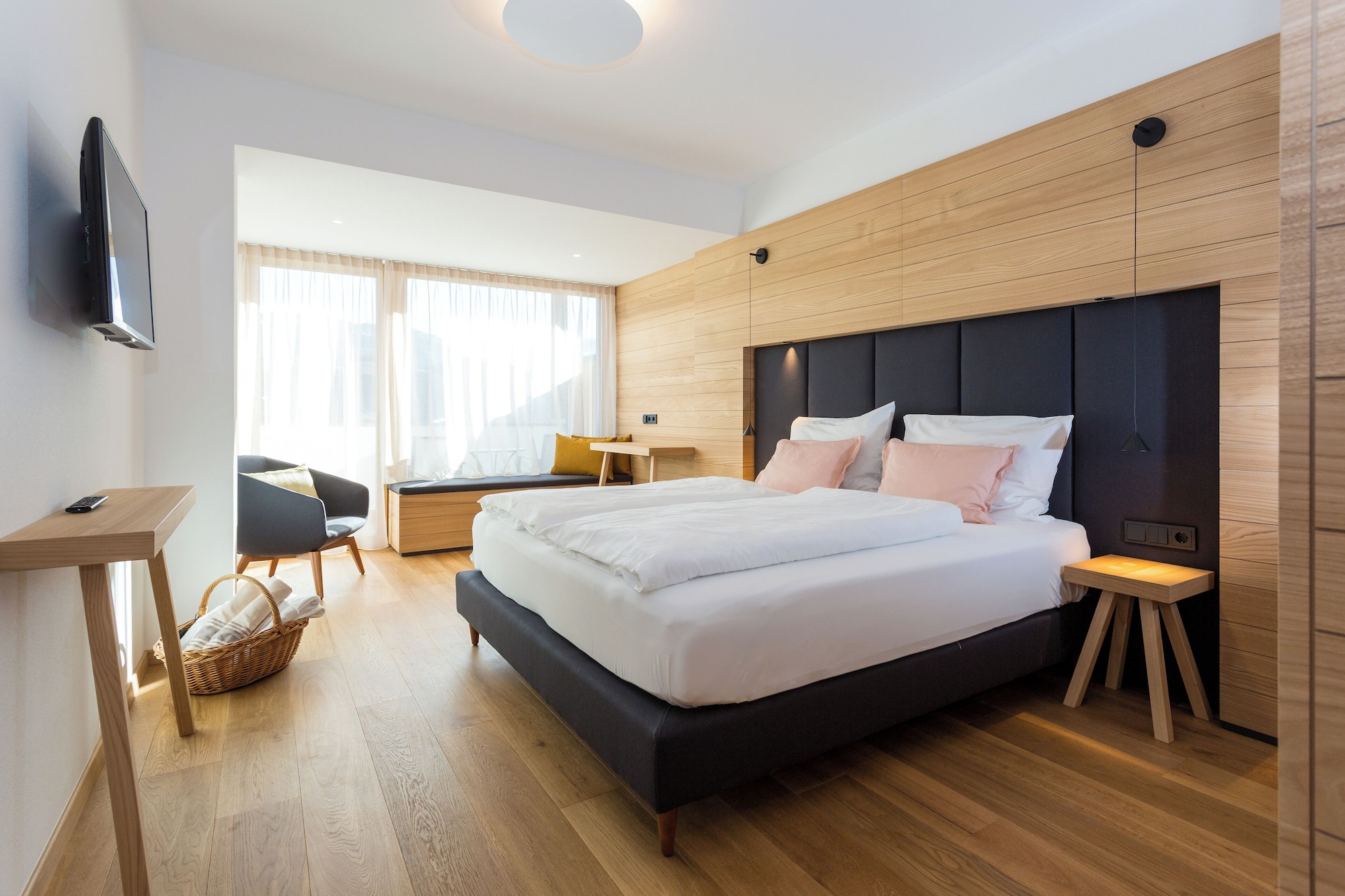 Deluxe, Queen Bed, Mountain View, Balcony