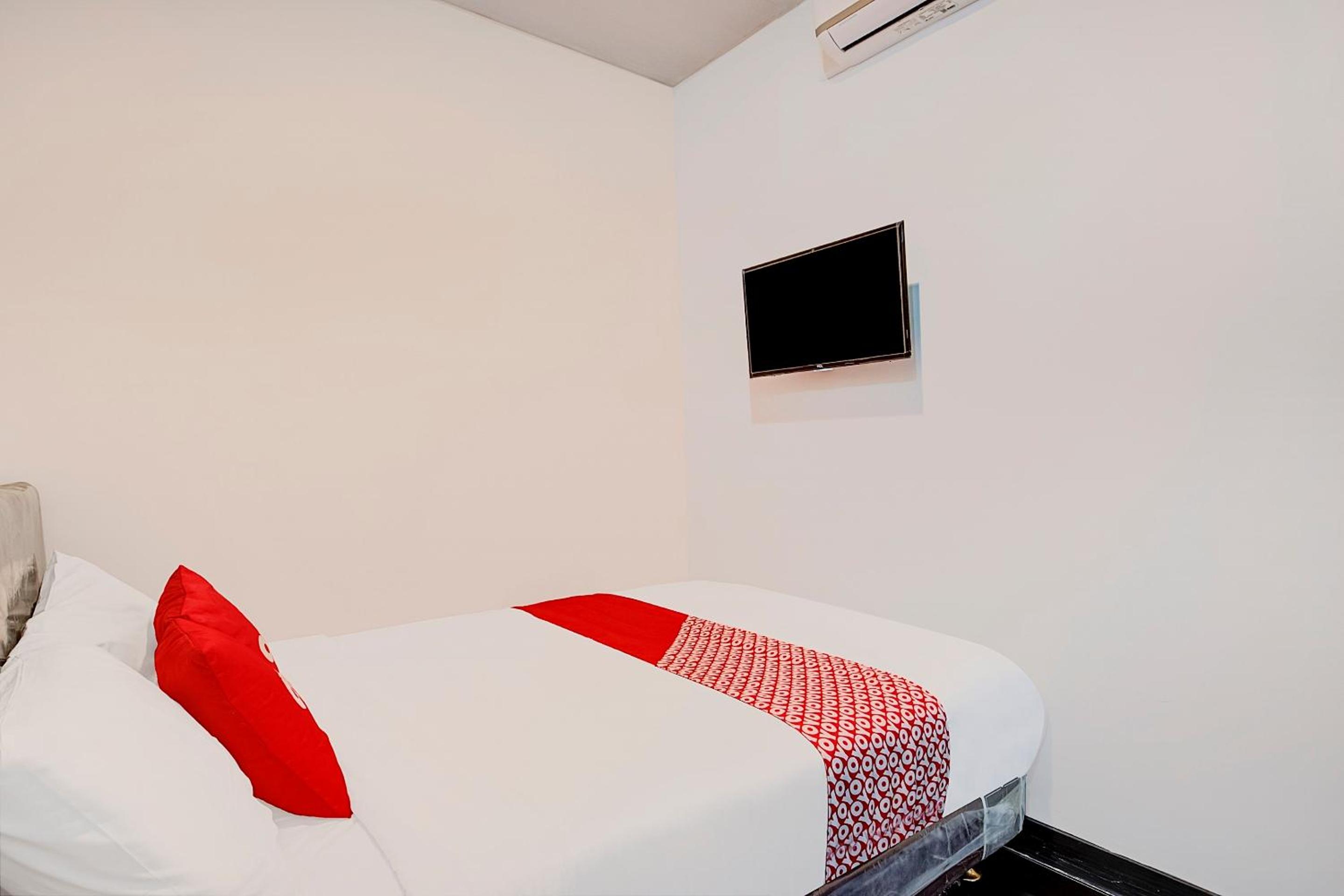 OYO 3198 Sukomanunggal Inn 24/49