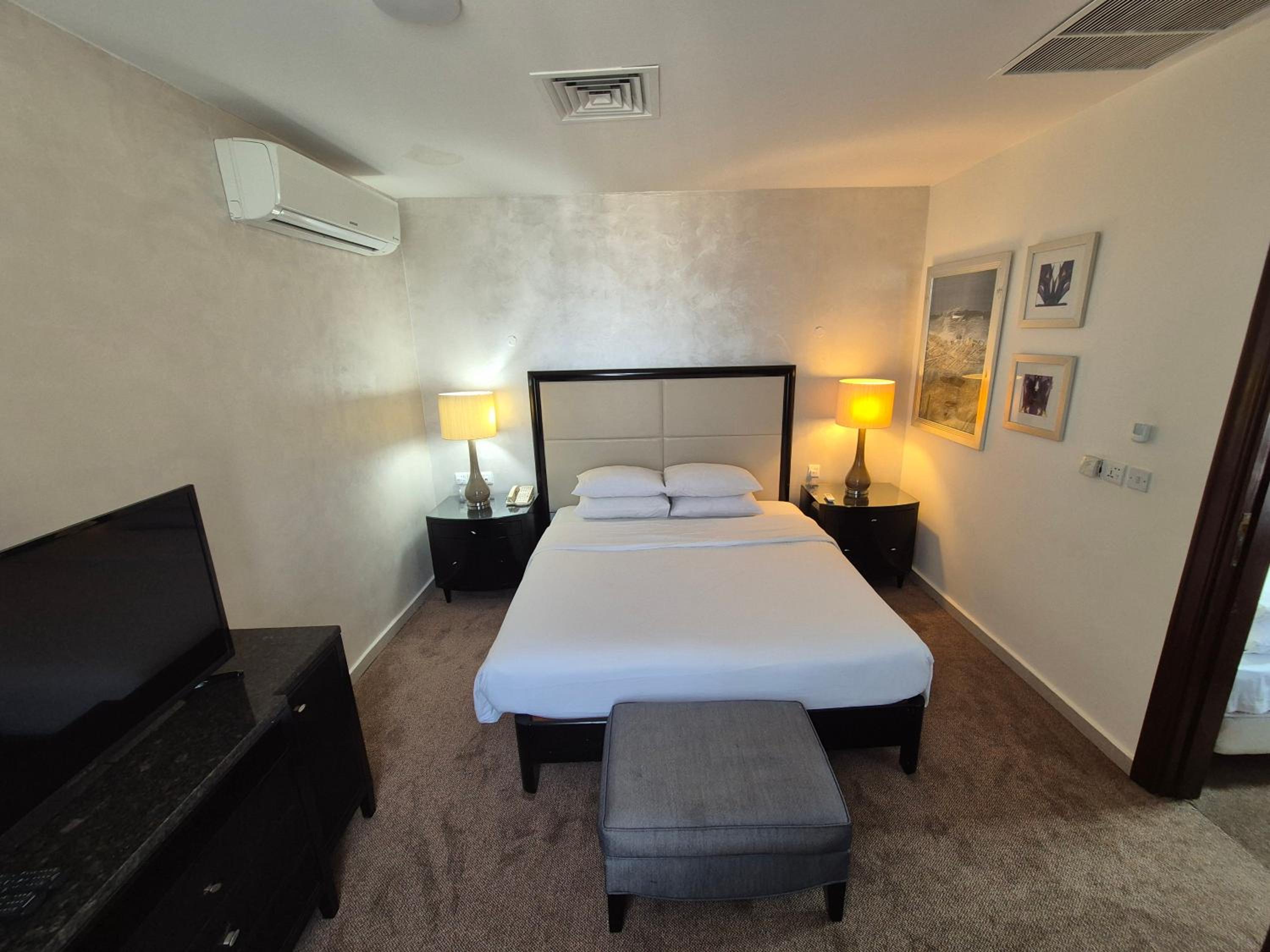 Deluxe, LE VENDOME HOTEL 6/10