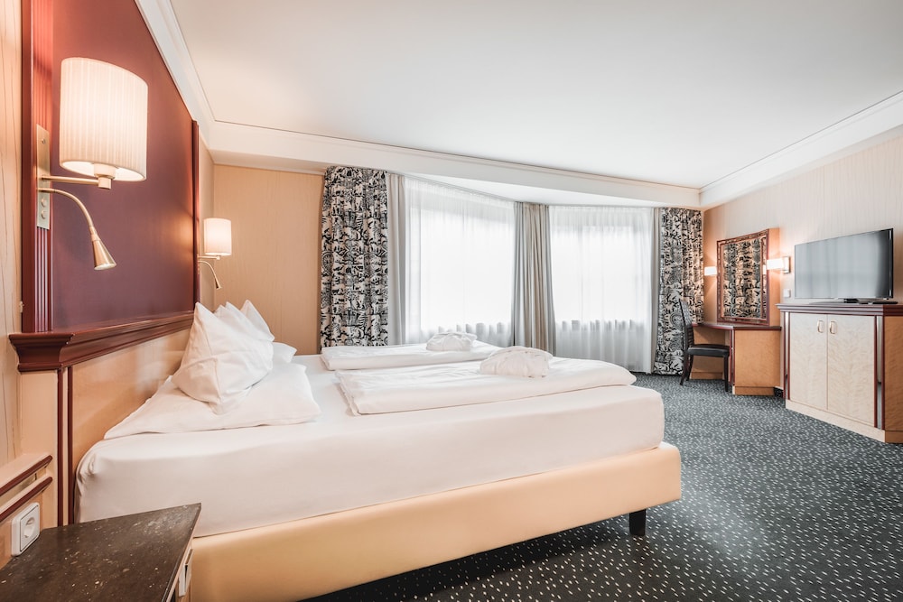 SENIOR, SUITE, BALCONY