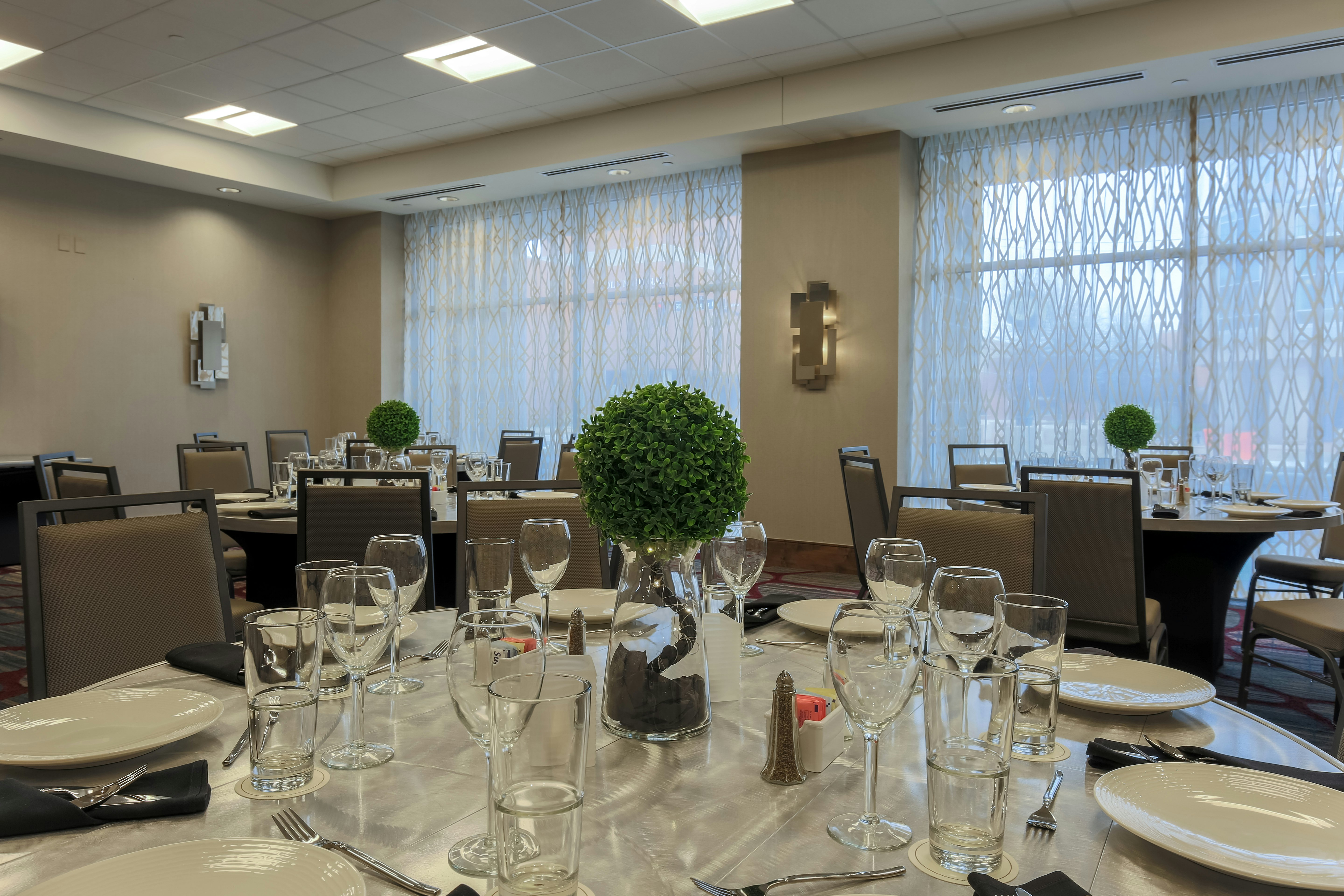 DOUBLETREE BY HILTON EVANSVILLE 67/74