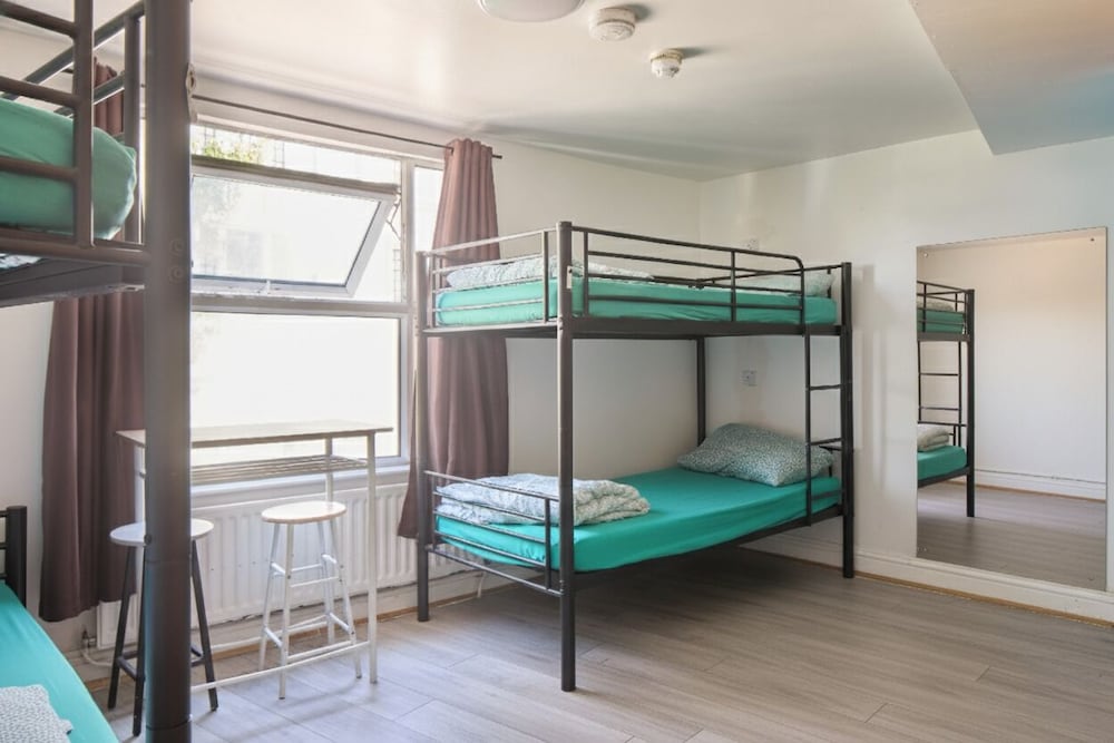 ROOM, QUADRUPLE