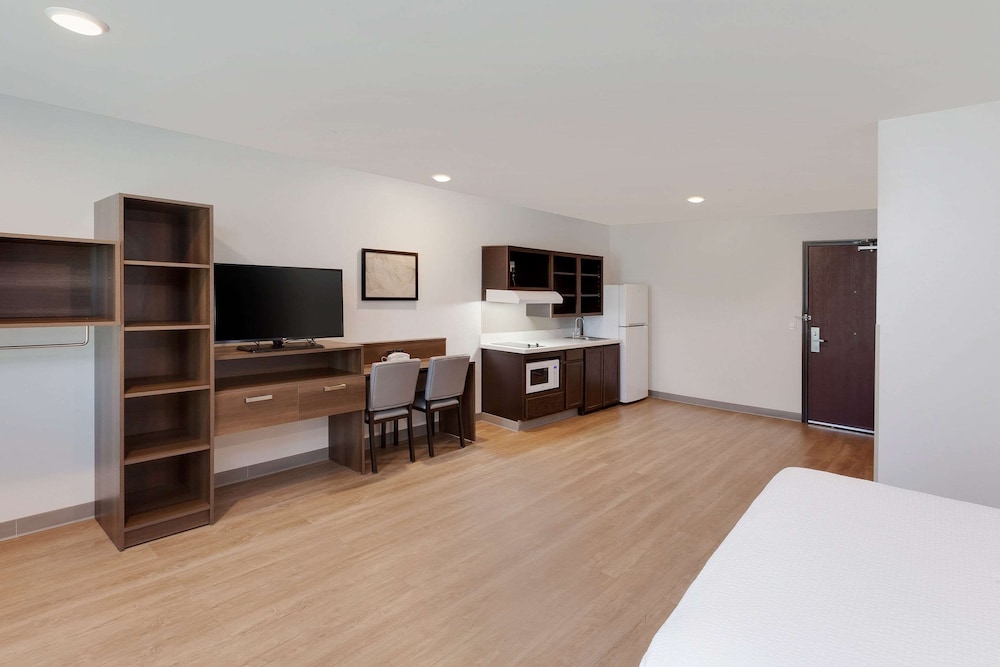 WoodSpring Suites Bakersfield East 20/24