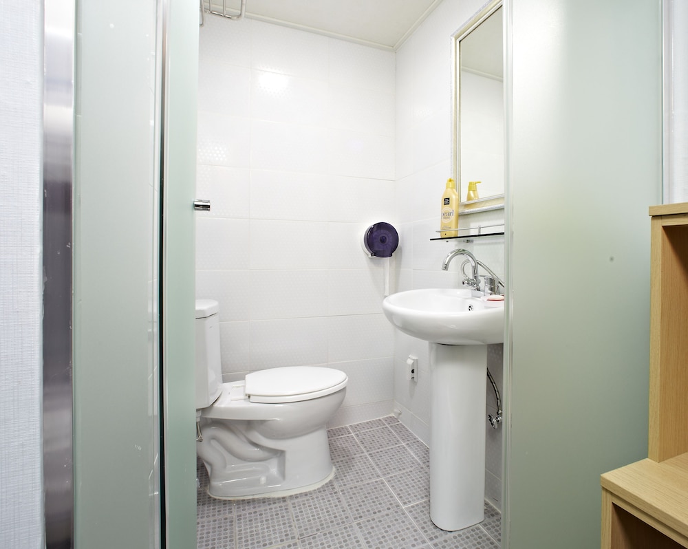 Rainbow Hotel Myeongdong 52/54