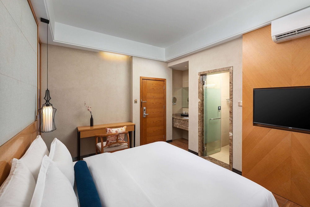 Elegant, King Bed