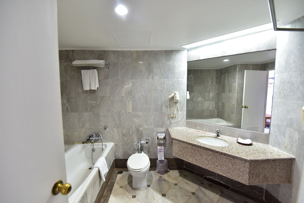 Thumrin Thana Hotel 70/71