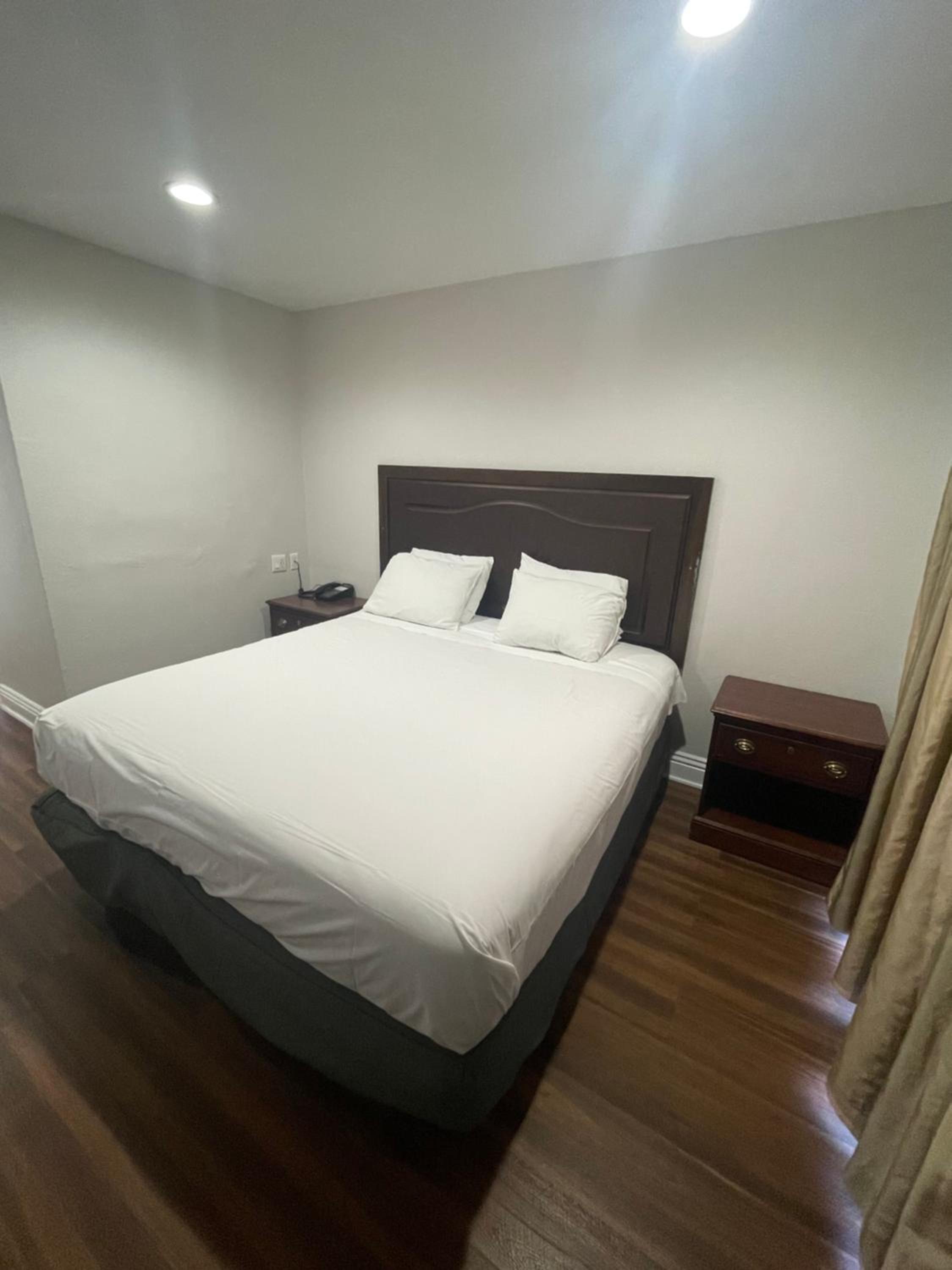 Standard, Queen Bed