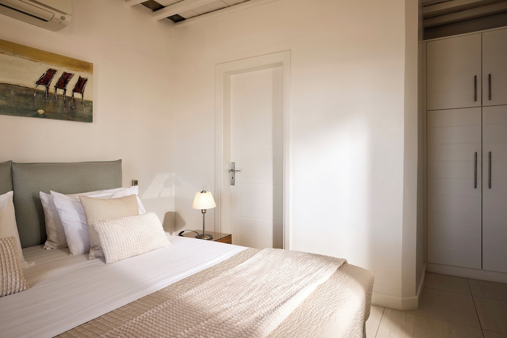 Petite, Double Bed, Sea View, High Floor