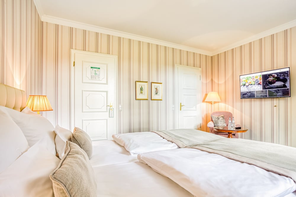 Tower, Queen Bed