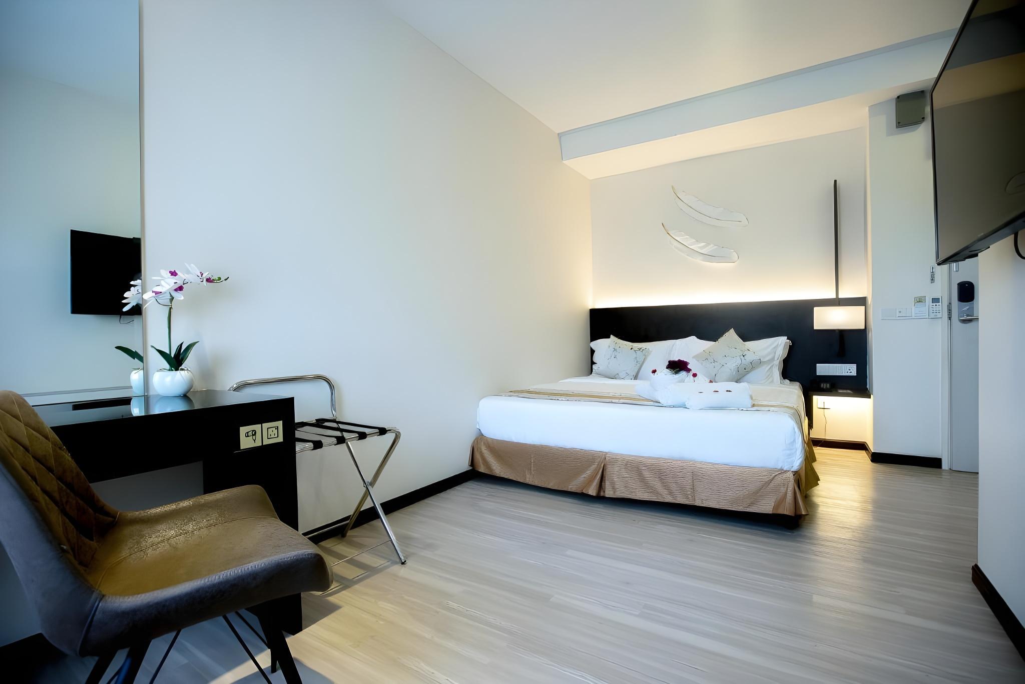 Standard, Queen Bed, No Window