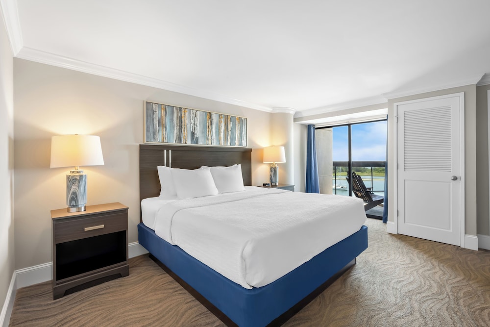 Suite, King Bed, Water View