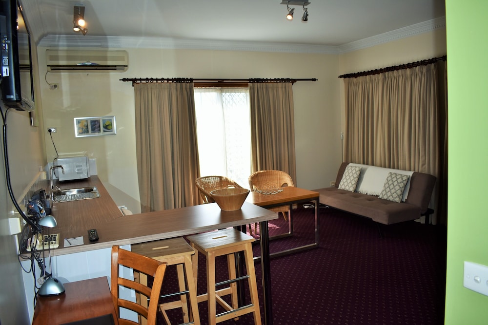The Henry Parkes Tenterfield Ex Best Western 35/46