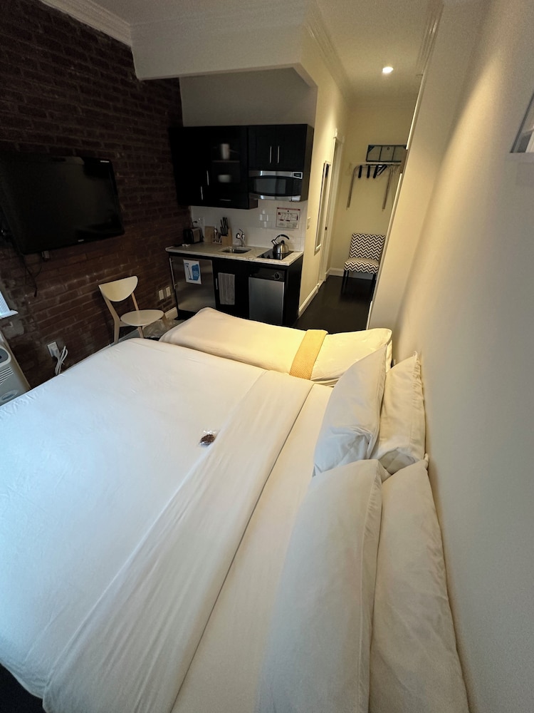 East Village Hotel 14/50