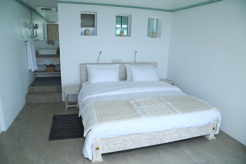 ROOM, DOUBLE BED