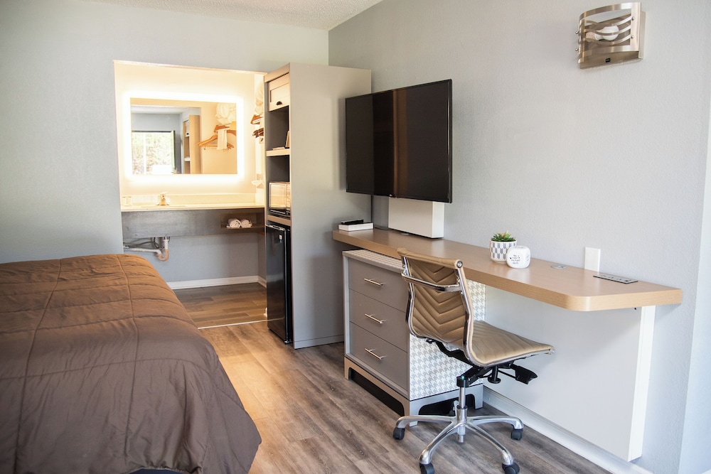 Columbus Inn and Suites 18/28