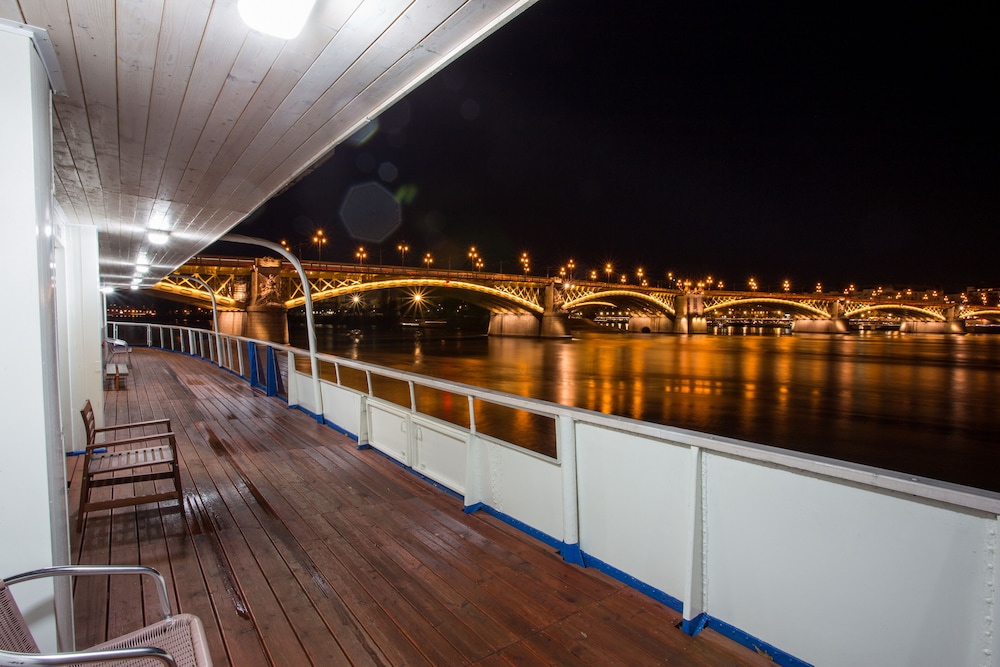 Grand Jules Boat Hotel