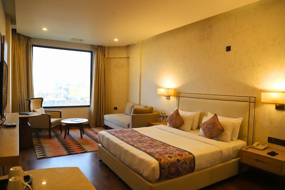 DELUXE, KING BED, HILL VIEW