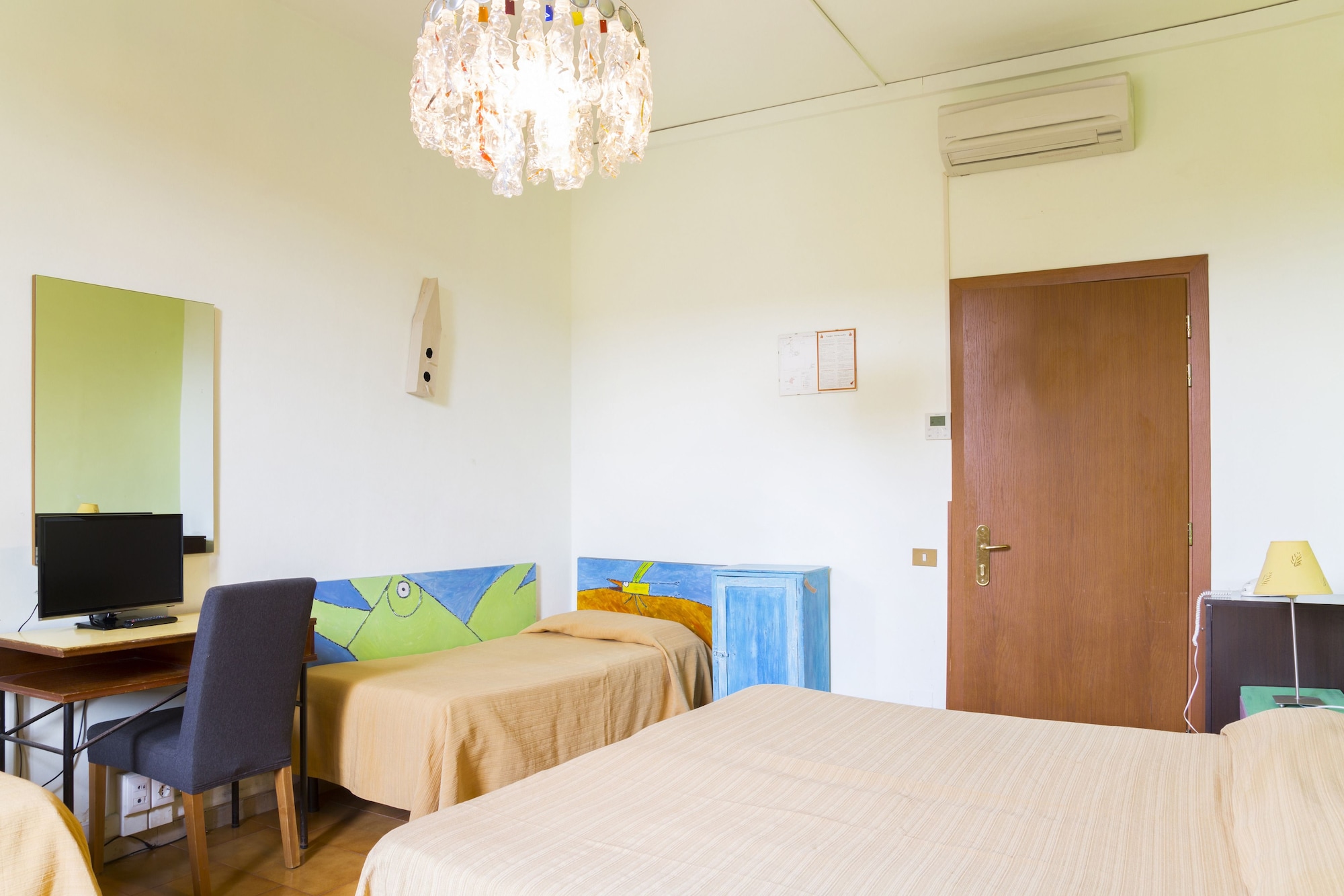 ROOM, QUADRUPLE